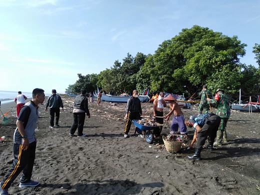 Peringati HKN, Nakes di Banyuwangi Berjibaku Jaga Lingkungan