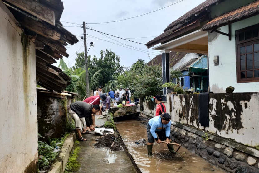 Anggota DPRD Banyuwangi Bersama Warga Bersihkan Saluran, Antisipasi Banjir