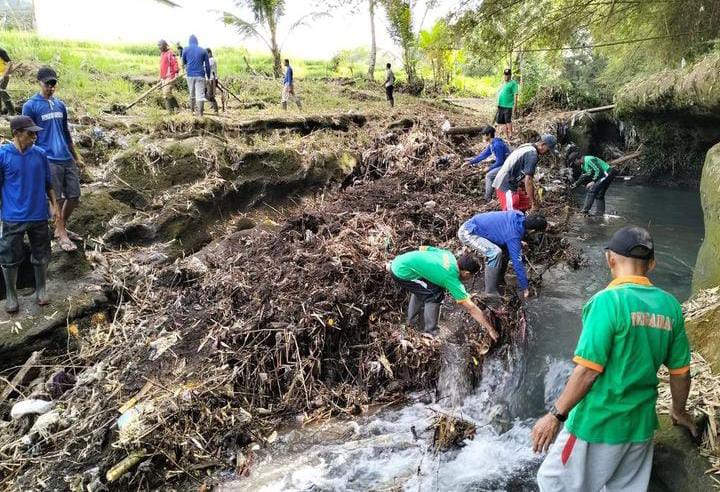 Jaringan Tersumbat Bambu, Dinas PU Pengairan Banyuwangi Gerak Cepat Lakukan Penanganan