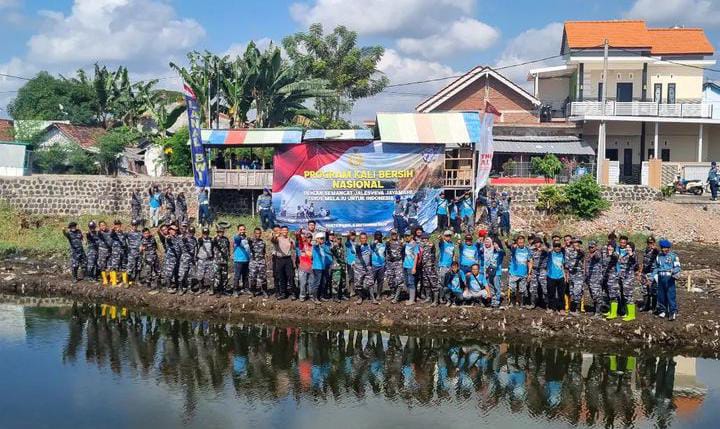 Dinas PU Pengairan-Lanal Banyuwangi Gotong Royong Bersihkan Sungai Kalilo