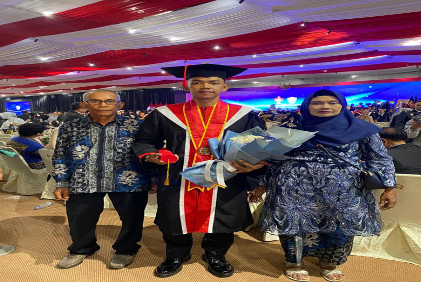 Anak Petani Banyuwangi Raih Prestasi di Bidang Pendidikan Kedinasan