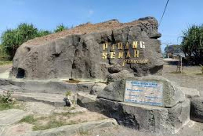 Pantai Parang Semar Sajikan Tokoh Mirip Pewayangan 