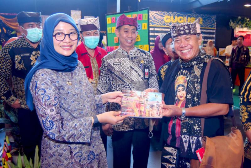 Cara Dispendik Kenalkan Budaya Lokalistik Lewat Festival Literasi Using