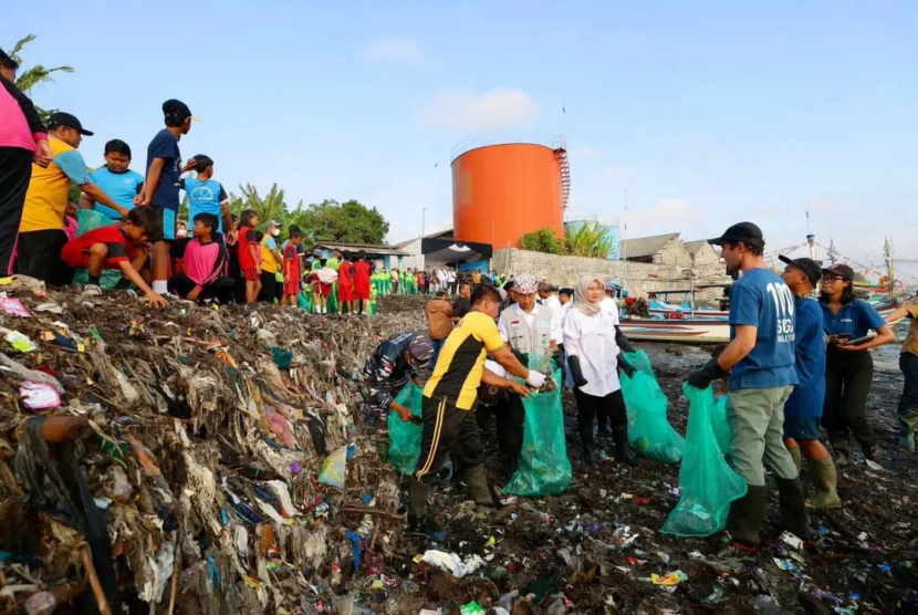 Banyuwangi Bersihkan Pantai Tratas dari Sampah Plastik 