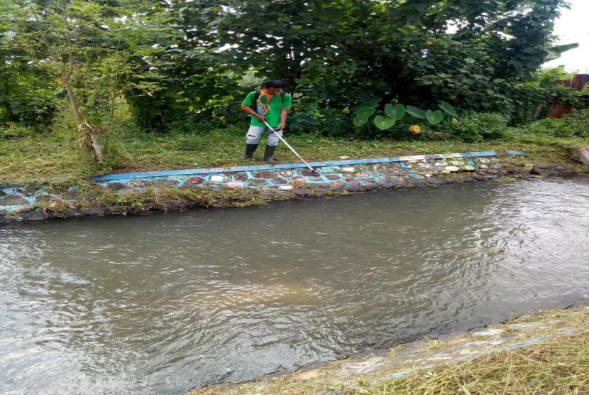 DPU Pengairan Banyuwangi Bersihkan Sampah di Saluran Sekunder