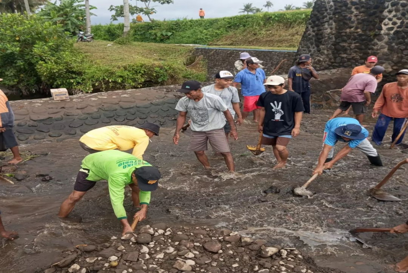 Gotong Royong Bersihkan Sedimen Sungai di Banyuwangi Siap Lancarkan Aliran Air