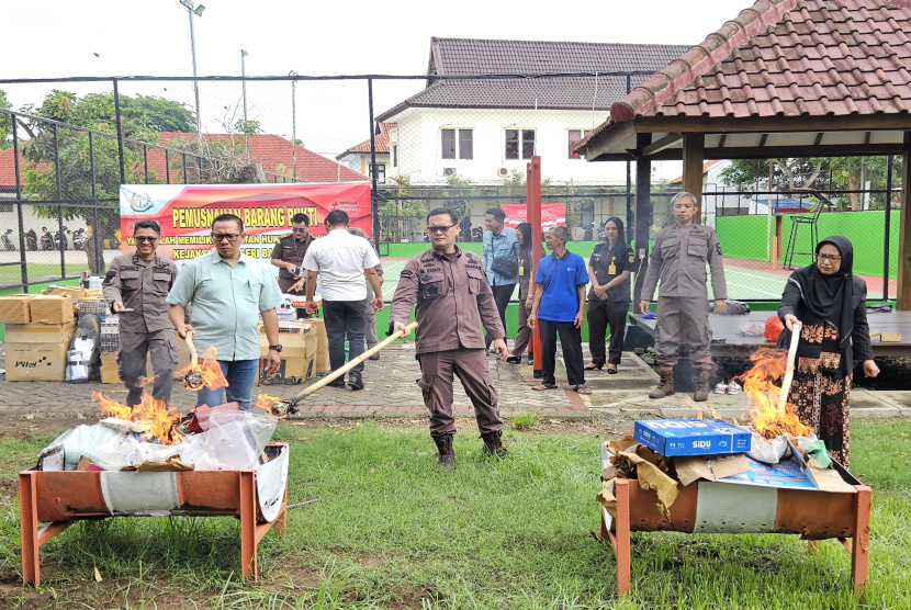 Ribuan Bungkus Rokok Ilegal Dibakar dalam Pemusnahan Barang Bukti Kejari Banyuwangi
