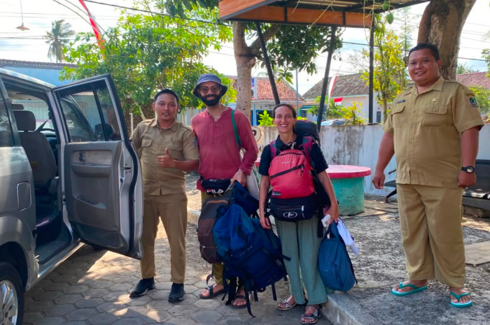 Kolaborasi Karyawan Tambang dan Camat Pesanggaran Selamatkan Liburan Turis Italia di Pulau Merah