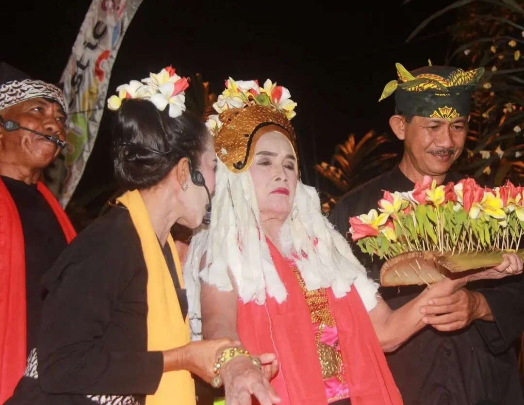 Keunikan Ritual Tari Seblang Bakungan: Perpaduan Ziarah, Pawai, dan Tari